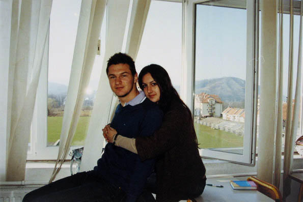 Prijatelji iz mog razreda na pauzi izmedju èasova.
Freunde aus meiner Klasse während der Pause.