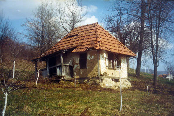 Stara Bosanska kuæa, sgraðena odmah nakon II svjetskog rata. Iako u trošnom stanju još uvijek
odolijeva zubu vremena. Ein altes bosnisches Haus, gebaut unmittelbar nach dem 2 Weltkrieg. Wenn auch schon in gebrauten Zustand, kämpft es immer noch gegen die Zeit.