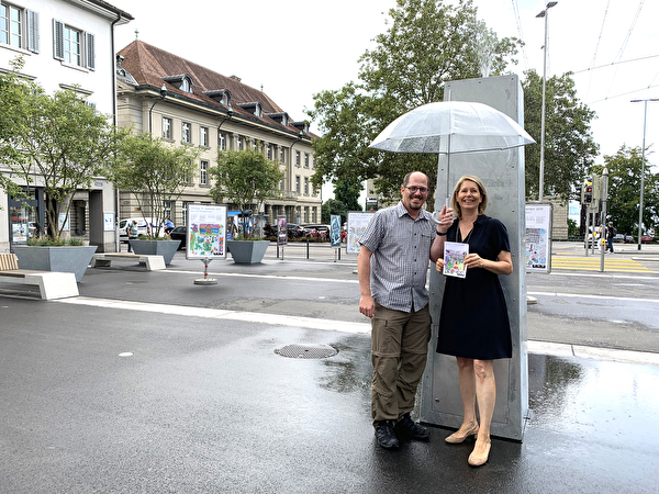 Stadträtin Eliane Birchmeier und Stadtingenieur Jascha Hager nehmen das Wasserspiel auf dem oberen Postplatz in Betrieb.