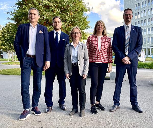 Der Stadtrat von Zug in neuer Zusammensetzung (von links):  André Wicki (SVP), Etienne Schumpf (FDP), Barbara Gysel (SP), Eliane Birchmeier (FDP) und Urs Raschle (Die Mitte)