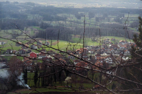 Pogled sa brda na moje selo.
Blick von einem Berg auf mein Dorf.