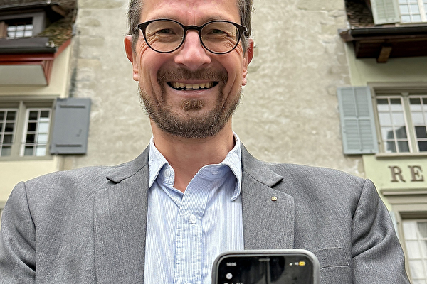 Stadtrat Urs Raschle mit der geöffneten eZug-App, mit welcher es möglich wird, den Zytturm auch kurzfristig spontan zu besichtigen.