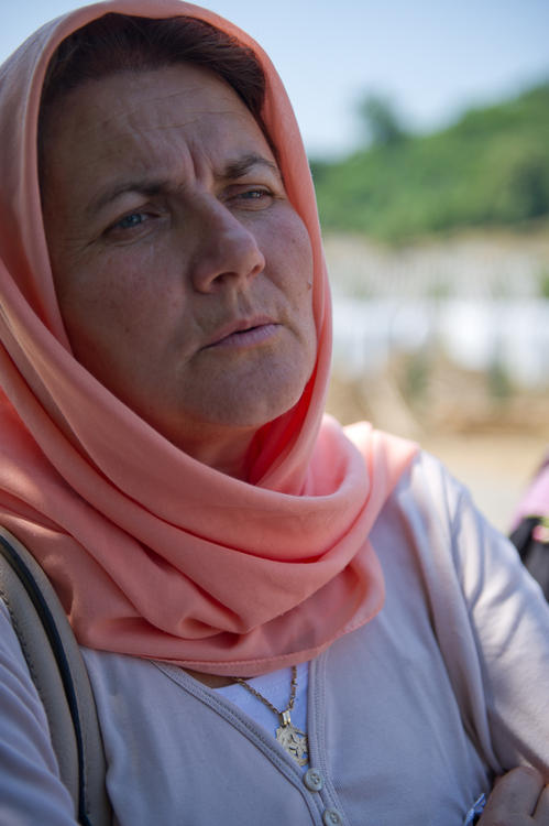 "23 Mitglieder meiner Familie und mein Mann wurden beim Massaker getötet. Am 11. Juli haben wir meinen Neffen gebraben. Er wurde 16 Jahre alt."