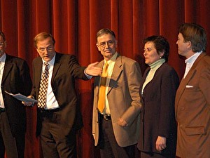 Stadtpräsident Dolfi Müller stellt seine Kollegen und Kolleginnen vor: Hans Christen (links), Andreas Bossard, Andrea Sidler Weiss und Ulrich Straub (alles rechts von D. Müller).