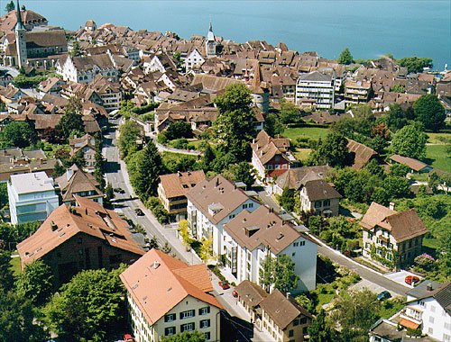 Im Süden der Stadt Zug öffnet sich dem Besucher die Altstadt – ein intaktes und und in sich geschlossenes Gebilde. Der Zytturm ragt als Wahrzeichen der Stadt Zug heraus. Blick von der Aegeristrasse in Richtung Kolinplatz.