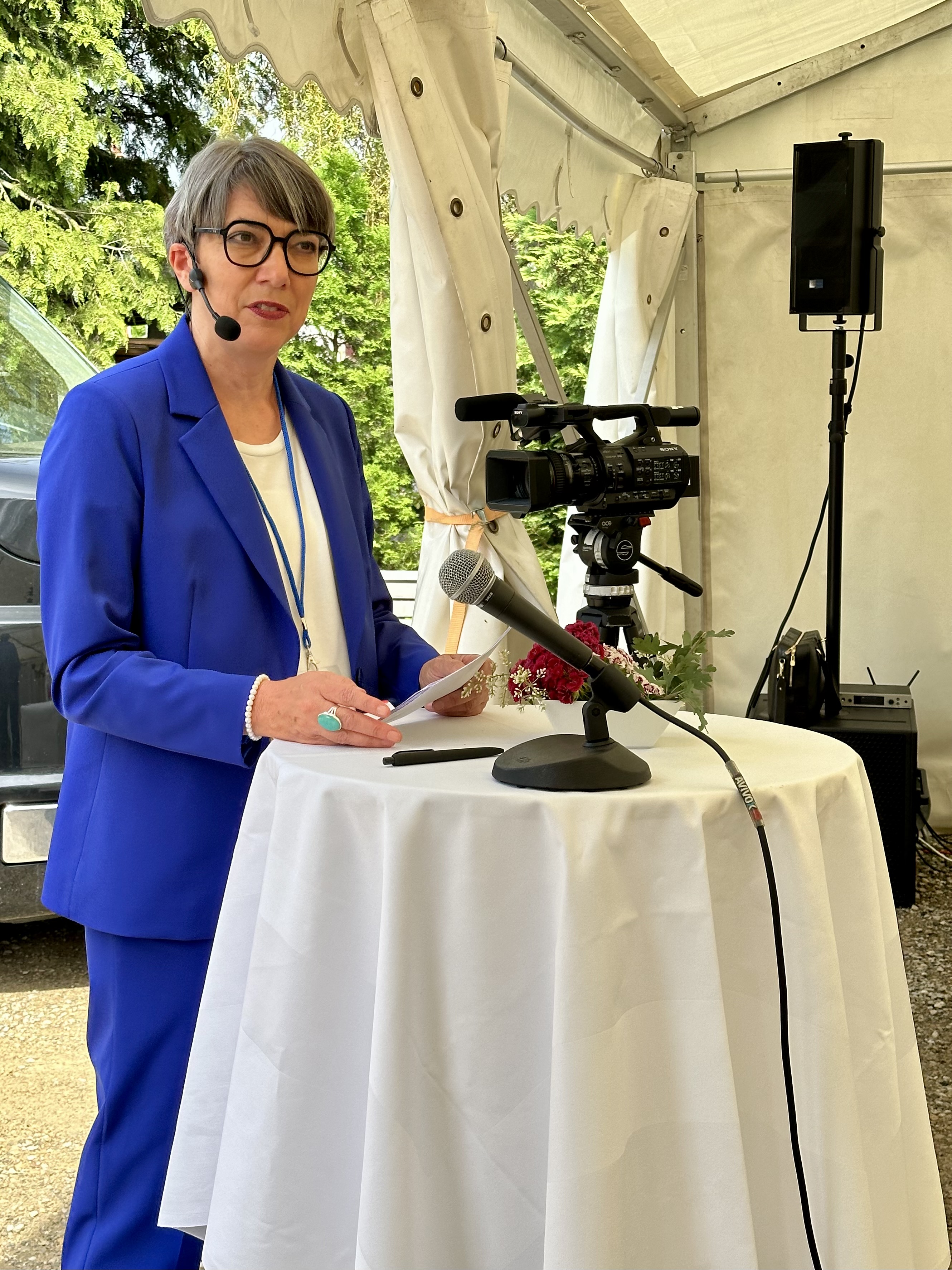 Lizia Gisler, Leiterin Soziale Dienste, begrüsst die Gäste.