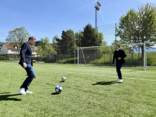 Stadtrat Etienne Schumpf (links) und Projektleiter Aron Gwerder auf dem neuen öffentlichen Kunstrasenplatz 3 in der Herti Allmend in Zug.