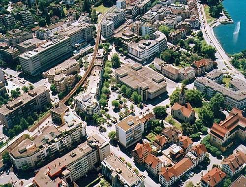 Das Scharnier zwischen der Altstadt und Zug Nord ist der Bundesplatz. EPA und Manor sorgen für geschäftliches Treiben.