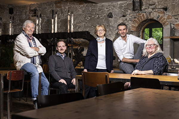 Die diesjährigen Preisträgerinnen und Preisträger von links: Roland Schlumpf (Ehrenpreis), Julian von Flüe (Anerkennungspreis), Margrit Villiger (Ehrenpreis), Björn B. Bugiel und Agatha Imfeld vom Atelier 40 (Hauptpreis), Bild: Stefan Kaiser