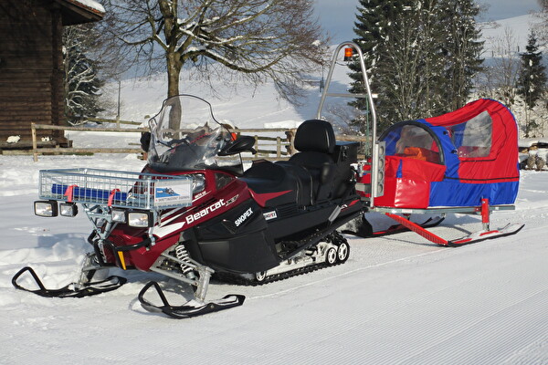 Mit einem solchen Schnee-Töff mit Anhänger erfolgen Rettungsaktionen auf der Loipe.