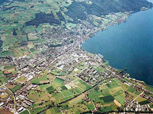 Zug am See: In der Bildmitte die Altstadt, um welche sich das «neue Zug» ausbreitet. Gut zu erkennen: der Grüngürtel Lorzen (an der unteren Seite des Bildes) und der Grüngürtel Zugerberg (oben).