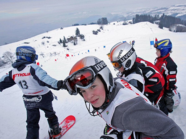 Junge Snowboarder in Rennbekleidung mit Helm und Brille starten zum Ski- und Snowboard-Rennen des Skiclubs Oberwil von der Hochwacht auf dem Zugerberg, 2006