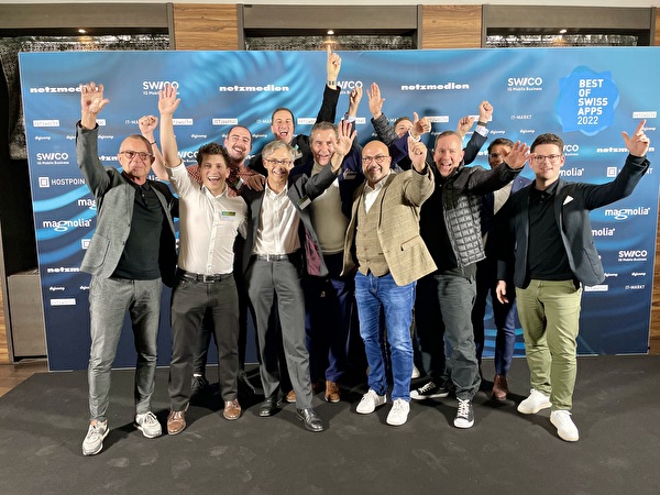 Das eZug-Team anlässlich der Preisverleihung in Zürich am 2. November 2022, in der Mitte Stadtpräsident Karl Kobelt, Stadtrat André Wicki und der Leiter IT Daniel Truttmann.