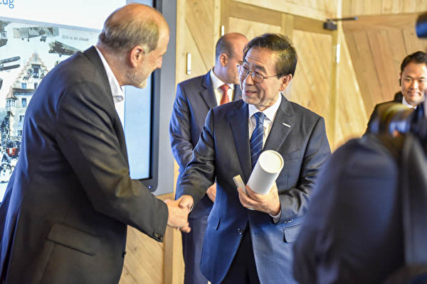 Der Bürgermeister von Seoul bekommt von Dolfi Müller eine Flasche Kirsch und ein Victorinox-Messer überreicht