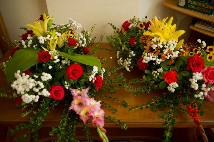 Jedes Jahr macht Sehida Abdurahmanovic mit Blumen aus ihrem Garten Kränze für die Gräber ihres Mannes und ihrer Söhne.
