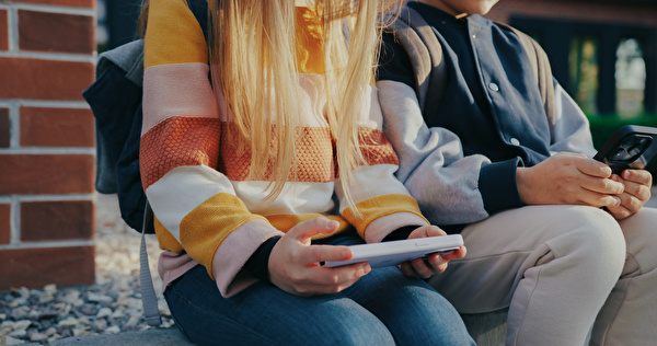 Smartphones und Smartwatches sollen während des Unterrichts und auf dem Schulgelände ausgeschaltet und nicht sichtbar aufbewahrt werden.
