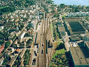 Die wahren Ausmasse des Bahnhofs bleiben Bahnreisenden oft verborgen. Im Vordergrund die Infrastruktur des Güterbahnhofs, dahinter das Bahnhofgebäude, das neu gebaut wird. Rechts das Areal von Siemens.