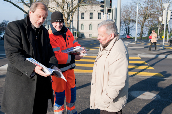 Dolfi Müller und Maruio Tsangaris verteilen das neue Stadtmagazin