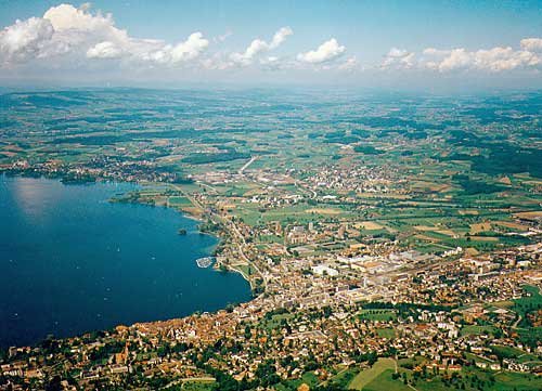 Die Stadt Zug mit Blick gegen Westen, wo sich  Steinhausen, Cham und Hünenberg – der so genannte Ennetsee – befindet. Am Horizon der Lindenberg (Kanton Aargau).