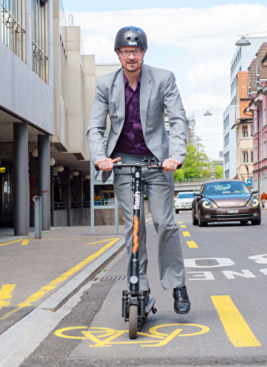 Stadtrat Urs Raschle auf einem E-Trottinett von flash