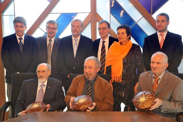 Arthur Cantieni, Stadtschreiber; Hans Christen, Finanzchef; Dolfi Müller, Stadtpräsident; Andreas Bossard, Chef Departement SUS; Andrea Sidler Weiss, Bauchefin; Ivo Romer, Chef Bildungsdepartement (alle hintere Reihe); Fritz Weber, Franz Fiechter und Gerold Fraefel (alle sitzend).