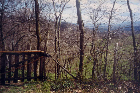 Ulaz u njivu na jednom brdu.
Zugang zu einem Feld auf einem Berg.