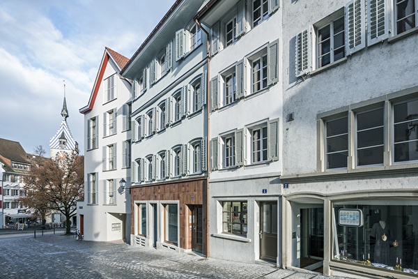 Die Liegenschaft an der Kirchenstrasse 3 mit dem braun verkleideten Erdgeschoss.