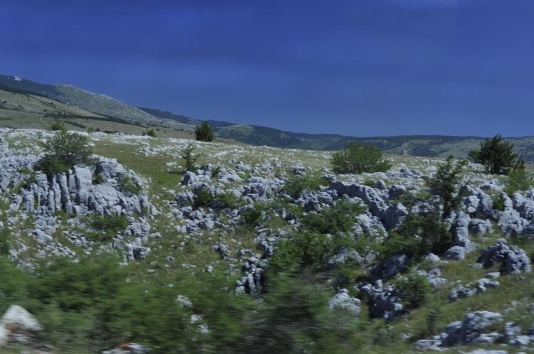 Von Grün zu Braun: Der Weg von Bihac nach Mostar führt von saftigen Wiesen bis zu steinigen Hochebenen.