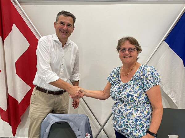 Stadtrat André Wicki und Cornelia Bossard, Vertreterin der Besitzerfamilie, freuen sich über das klare Resultat der Abstimmung.