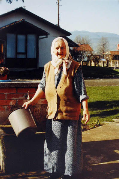 Nana kojoj se svaki put obradujem kad je vidim jer zraèi dobrotom i mudrošæu.
Meine Grossmutter, die ich immer wieder gerne treffe, da sie Gutmütigkeit und Weisheit ausstrahlt.