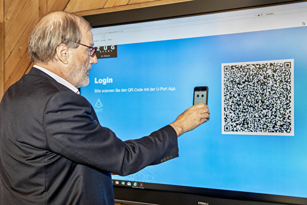 Stadtpräsident Dolfi Müller scannt den QR-Code, um sich einzuloggen.