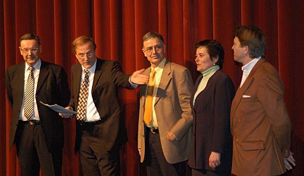 Stadtpräsident Dolfi Müller stellt seine Kollegen und Kolleginnen vor: Hans Christen (links), Andreas Bossard, Andrea Sidler Weiss und Ulrich Straub (alles rechts von D. Müller).