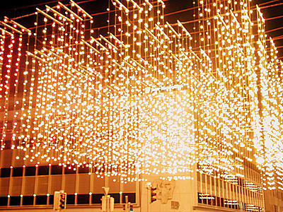 Gleich einem Feuerwerk gleissen Hunderte von Lichtern über dem Postplatz.