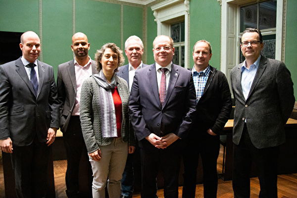Das Büro des Grossen Gemeinderates (v.l.): Martin Würmli (Ratsschreiber), Rupan Sivaganesan (Mitglied, Fraktionsvertreter SP), Tabea Zimmermann Gibson (Ratsvizepräsidentin), Werner Hauser (Stimmenzähler), Bruno Zimmermann (Ratspräsident), Theo Iten (Stimmenzähler), Daniel Marti (Mitglied, Fraktionsvertreter GLP).