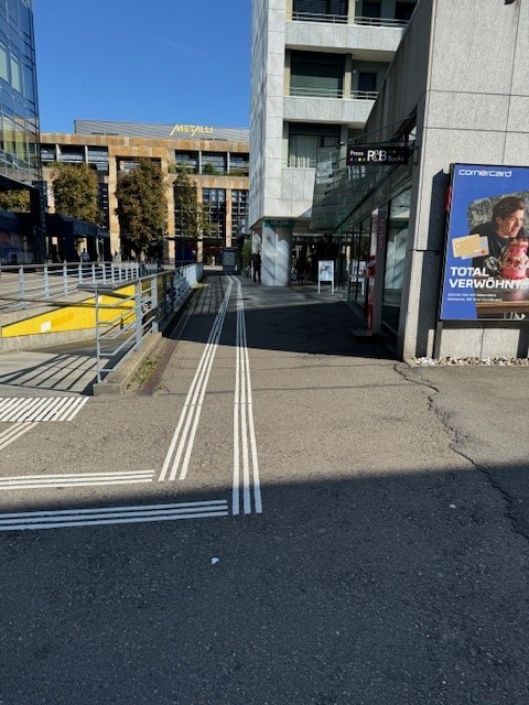 1)	Die neuen taktilen Markierungen für Menschen mit einer Sehbehinderung schliessen eine Lücke rund um den Bahnhof Zug.