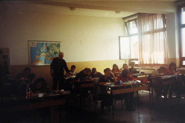 Škola u koju sam ranije išla. Razred mog najboljeg uèitelja Muhameda Džuzdanoviæa.
Schule in die ich früher ging. Klasse meines Lieblingslehrers Muhamed Dzuzdunovic.