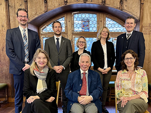 Die drei Geehrten mit dem Stadtrat von Zug: Vorne (v.l.) Susanne Giger, Fritz Meier und Barbara Urfer Wyss. Hinten (v.l.) Stadtrat Urs Raschle, Stadtrat Etienne Schumpf, Stadträtin Barbara Gysel, Stadträtin Eliane Birchmeier und Stadtpräsident André Wicki.