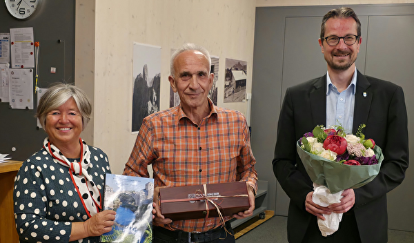 Huso Dedovic (Co-Präsident, Mitte), Vroni Straub und Urs Raschle, neuer Präsident – anlässlich der Stabsübergabe an der GV vom 9. Mai 2025.