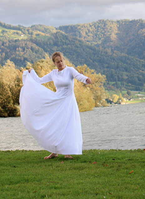 Antonia Bisig bei der Kunstperformance am Zugersee im Rahmen von Lost In Tugium 2012.