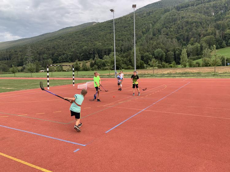 Der Herrenturnverein organisierte ein Spielturnier, bei welchem die Teams in verschiedenen interessanten Spielen gegeneinander antraten. 