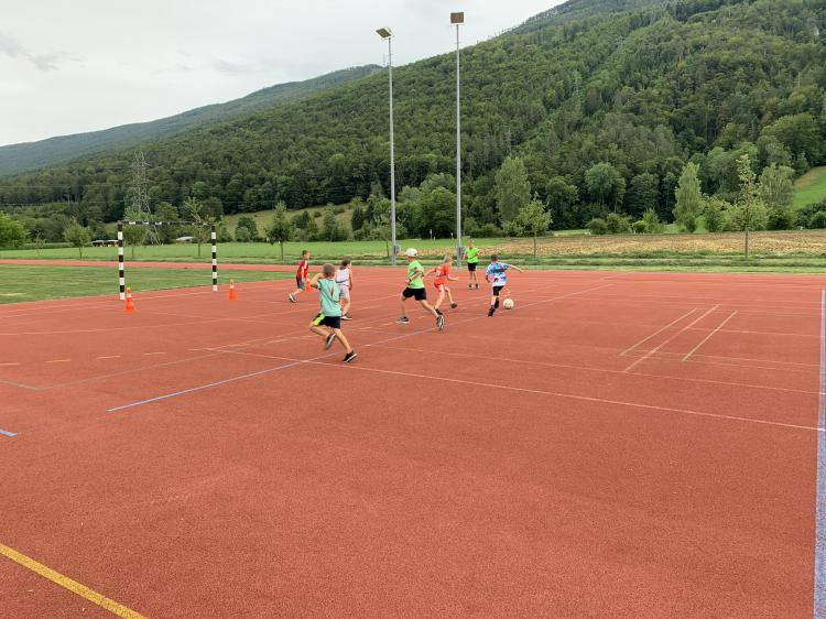 Der Herrenturnverein organisierte ein Spielturnier, bei welchem die Teams in verschiedenen interessanten Spielen gegeneinander antraten. 