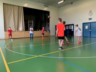 Volleyball und viele andere Spiele organisierte die Volleyballgruppe Welschenrohr-Herbetswil