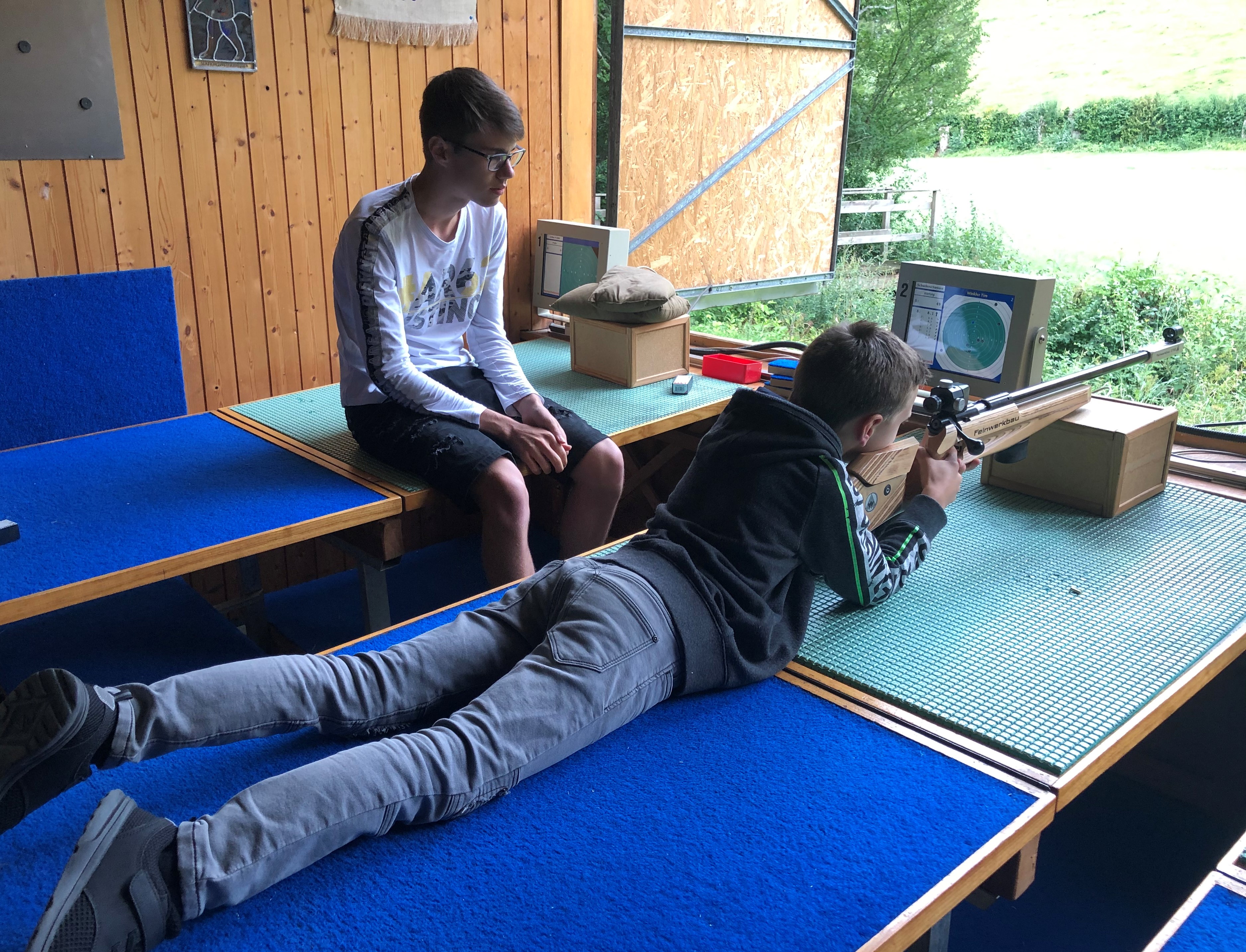 Ferienpass 2020 – Kurs06

Als Kurs 06 wird im Ferienpass Herbetswil das Sportschiessen mit dem Kleinkalibergewehr auf die Distanz 50 Meter angeboten. 16 Schüler und 1 Schülerin nehmen das Angebot war und versammeln sich beim Kleinkaliberstand der Sportschützen Aedermannsdorf/Herbetswil. Mit Corona-Schutzkonzept des Schweizer Schiesssportverbandes und mit Hilfe fachkundiger Anleitung von erfahrenen Vereinsmitgliedern erlernen die Schützen die theoretischen Grundlagen sowie die filigrane Technik des Sportschiessens in der Disziplin Liegend aufgelegt. Als Höhepunkt messen sich die Teilnehmenden am kantonalen Schülerschiessen, einem 10 Schuss-Wettkampfprogramm auf die Zehnerscheibe. Die elektronische Trefferanzeige zeigt den Schülern minimetergenau die Trefferlage und die getroffene Punktezahl an.
Nach dem Schiessen wird grilliert. Bei Hamburgern und Getränken wird rege diskutiert, gejubelt und gehadert. Vereinspräsident Urs Fluri beendet den gelungenen Ferienpasskurs 06 mit der Rangverkündigung. Auffallend dabei: 2 Brüder führen die Rangliste an. Mit 84 von 100 Zählern siegt Jan Barmettler vor seinem Bruder Luca, welcher sich 81 Trefferpunkte gutschreiben lässt. Chris Allemann belegt mit 79 Punkten Rang 3.

Die Rangliste
1.	Jan Barmettler		84
2.	Luca Barmettler		81
3.	Christ Allemann		79
4. 	Silvan Bobst			75
5.	Joel Allemann			73
6.	Challa Bläsi			71
7.	Felix Fuchs			68
8.	Kevin Inderbizin		65
9.	Sandro Brunner		60
10.	Joel Scheuner			59
11.	Jonathan Eggenschwiler	57
	Tim Winkler			57
13.	Ronny Schmid		55
14.	Jan Scheuner			52
15.	Minias Berhanu		51
16.	Mathios Berhanu		47
17. 	Gabriel Eggenschwiler	39

