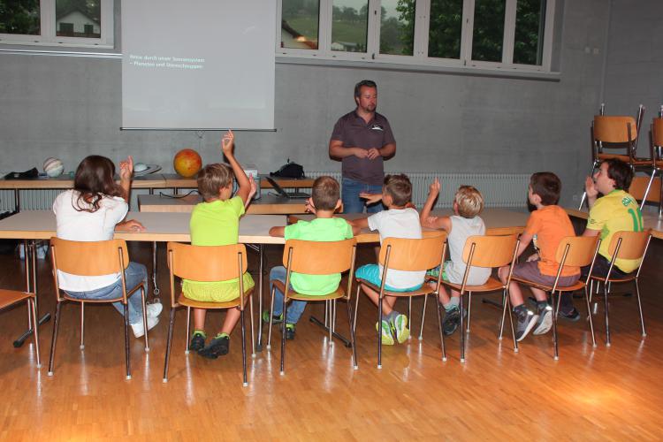 Die Astronomische Gesellschaft Solothurn hat mit den Kindern zuerst eine Bilderreise duch das Sonnensystem gemacht. Danach haben sie gemeinsam draussen ein 3D-Modell des Sonnensystems aufgebaut, um Prozesse besser "sehen" zu können. Ein Blick in den Nachthimmel war aufgrund des Wetters dieses Jahr leider nicht möglich.