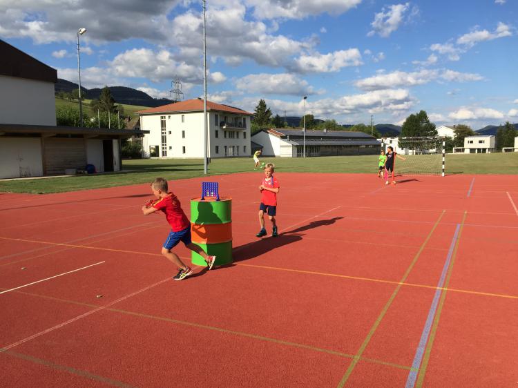 Spiel-Sport-Fun

Die angemeldeten 9 Kinder, 6 Jungs und 3 Mädchen trafen sich am Freitag-Abend 10.August um 18 Uhr beim Schulhaus draussen auf dem Sportplatz zum letzten Kurs des diesjährigen Ferienpasses.
Daniel Müller vom Turnverein Herbetswil organisierte und leitete den Kurs. Zuerst wurden die Kinder in 3 Gruppen aufgeteilt und danach durften sie in 6 verschiedenen lustigen Spielen gegeneinander antreten:
1.	Vier-Gewinnt-Lauf
2.	Fussball-Golf
3.	Unihockey-Staffette
4.	Töggeli-Fussball
5.	Wasserbombe
6.	Baseball

Dank dem schönen und warmen Wetter war es halb-so-schlimm, dass die meisten beim 5.Spiel “Wasserbombe” nass wurden, wenn der gefangene Wasserballon mal platze.
Ebenso lustig zeigte sich das 6.Spiel “Baseball”, bei dem so einige Fehlschläge, also Luftlöcher geschlagen wurden.
Um 21 Uhr war dann das Turnier zu ende und das Team “Rot” (Barmettler Jan – Winkler Laura – Altermatt Nevio) ging als klarer Sieger hervor.   
Die gewonnenen Schokoladen-Preise waren dann auch schnell mal vernichtet und es ging wieder nach Hause.

