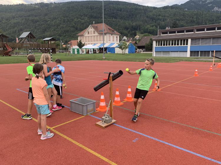 Der Herrenturnverein organisierte ein Spielturnier, bei welchem die Teams in verschiedenen interessanten Spielen gegeneinander antraten. 