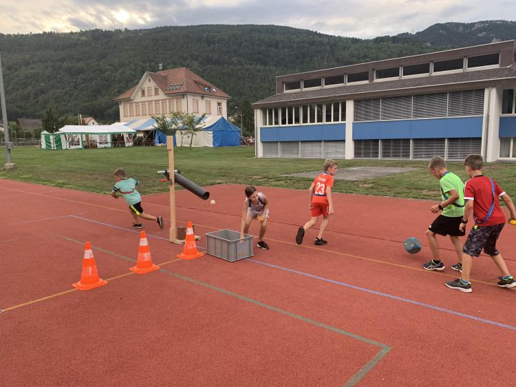 Der Herrenturnverein organisierte ein Spielturnier, bei welchem die Teams in verschiedenen interessanten Spielen gegeneinander antraten. 