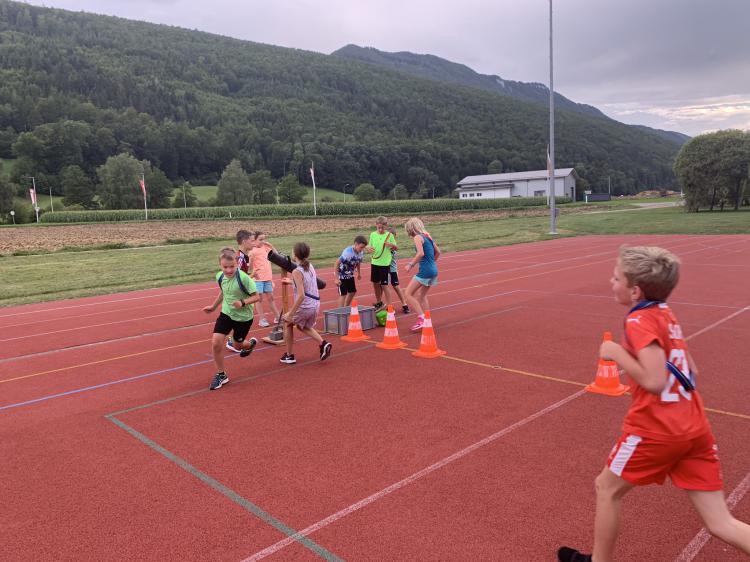 Der Herrenturnverein organisierte ein Spielturnier, bei welchem die Teams in verschiedenen interessanten Spielen gegeneinander antraten. 