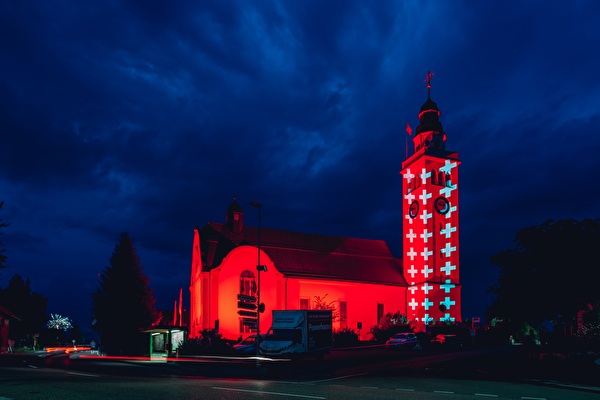 Die katholische Kirche Aeschi beleuchtet im August 2020