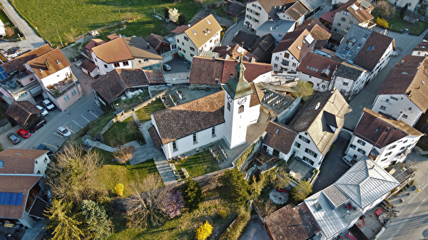 Kirche Felsberg mit Umgebung/Friedhof